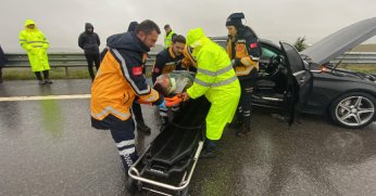 Lüks otomobil tıra çarptı: 2'si ağır 3 yaralı