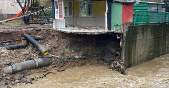 Dere yatağı çöktü, kulübe hasar gördü