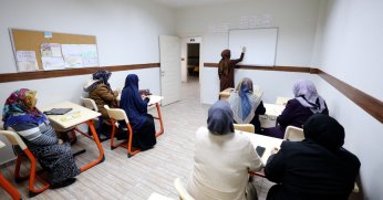 Okuma yazma kursu kadınlara umut oluyor