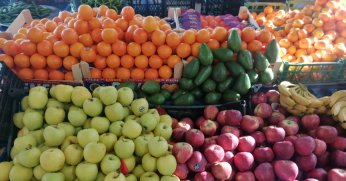 Semt pazarında meyvelere ilgi yoğun