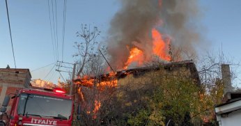 Yangın çıkan gecekondu kullanılamaz hale geldi