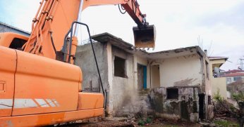 Tehlike arz eden binalar yıkıldı