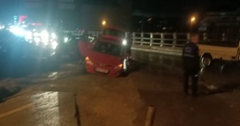 Seyir halindeki otomobil çukura düştü