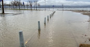 Deniz taştı, sahil bandı suyla doldu