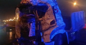 Kağıt gibi ezilen tırdan sağ kurtuldular