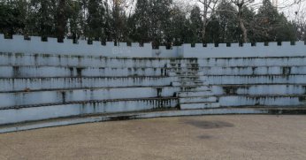 Kavaklı’daki amfiye boyama gerekli