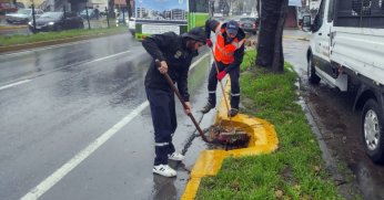 Tıkanan mazgallar ekiplerce temizlendi
