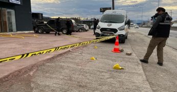 Tüfekle bir kişiyi vurdu, ev kurşunladı