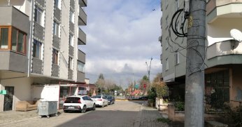 71. Sokak’ta kablolar, kapalı alana alınmalı