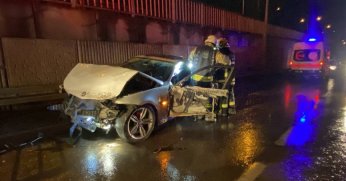 Otomobil bariyere çarptı: 2 ölü, 1 yaralı