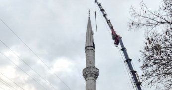 Tehlike oluşturan cami minare külahı yenilendi