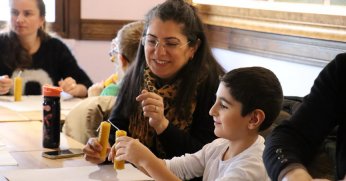 Çocuklar kendi mumlarını üretti