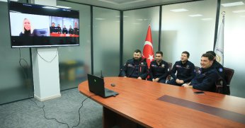 Kendisini enkazdan kurtaran ekiple görüştü