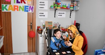 Yiğit Efe evde eğitimle gelişim gösteriyor