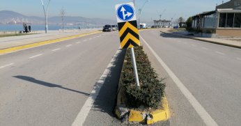 Eğilen tabelaya düzeltme gerekli