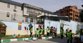 Kocaeli Gönüllüleri okul duvarlarını boyadı