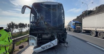 TEM’de 3 araç çarpıştı: 9 yaralı