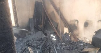 Yangın çıkan ev kullanılamaz hale geldi