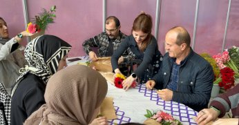 Beyler, festivalde eşlerine çiçek yaptı