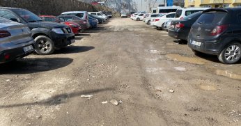 Otopark alanında çukurlar bulunuyor