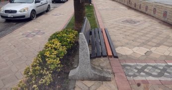 Kuruçeşme sahilinde banklar yenilendi