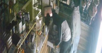 Tatlıcıdaki hırsızlık anı kamerada