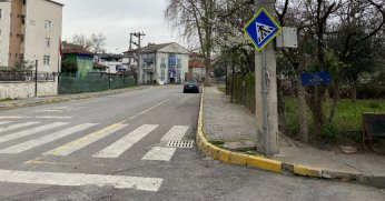 Yaya geçidi tabelası eğik duruyor