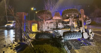 İş makinesi bariyere çarpıp devrildi: 2 yaralı