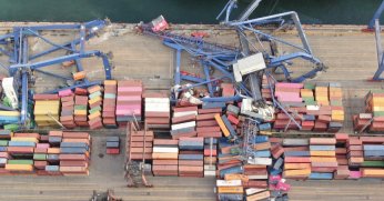 Vinçlerin devrildiği limandaki hasar havadan görüntülendi