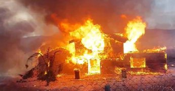 Ahşap ev alev topuna döndü