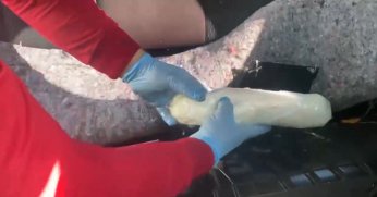 Otomobilden 17 kilo uyuşturucu çıktı