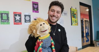 Kukla ve müzik aletleri ile İngilizce öğretiyor