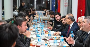 Vali Yavuz, yurtta kalan öğrencilerle iftar yaptı