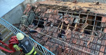 Metruk binanın çatısında yangın