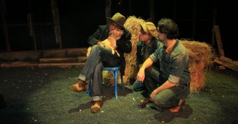 Sokaktan kurtarılan köpek “Şebo” tiyatro sahnesinde