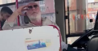 Otobüste bebek arabası kavgası