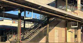 Yürüyen merdivenden düşen 2 kadın yaralandı