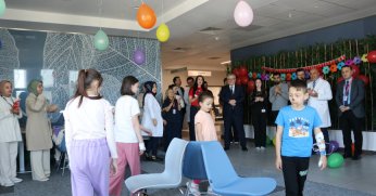 Hasta çocuklar bayram coşkusunu yaşadı