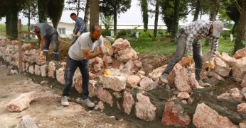 Mezarlıklara taş duvar ve tel çit yapılıyor