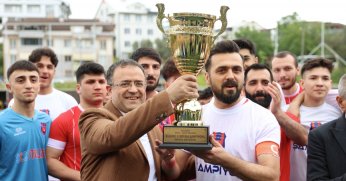 Derince Birlikspor kupasını aldı