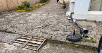 Cumhuriyet Caddesi’nde sokak lambası kırık durumda