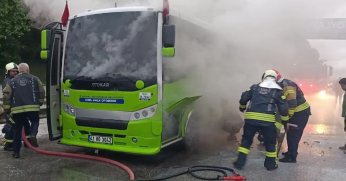 Özel halk otobüsünden yükselen dumanlar korkuttu