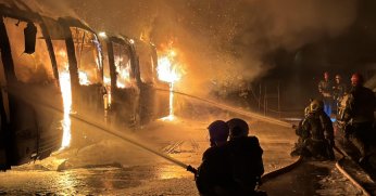 Çıkan yangında 14 toplu taşıma aracı yandı