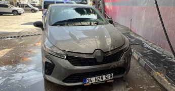 Duvara çarpan otomobilin sürücüsü yaralandı