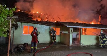 Alkollü şahıs, annesinin de içinde bulunduğu evi yaktı