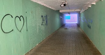 Temizlenen altgeçit duvarları tekrar kirletildi