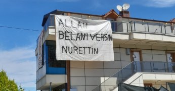 Dev pankartı gören dönüp bir daha baktı