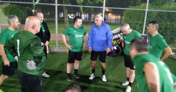 Tribünde taraftarlar, sahada oyuncular heyecanlı