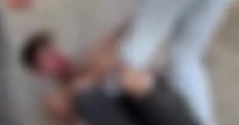 Eşini darp ettiği iddia edilen adamı dövüp videoya çektiler