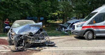 2 otomobil kafa kafaya çarpıştı: 2 yaralı